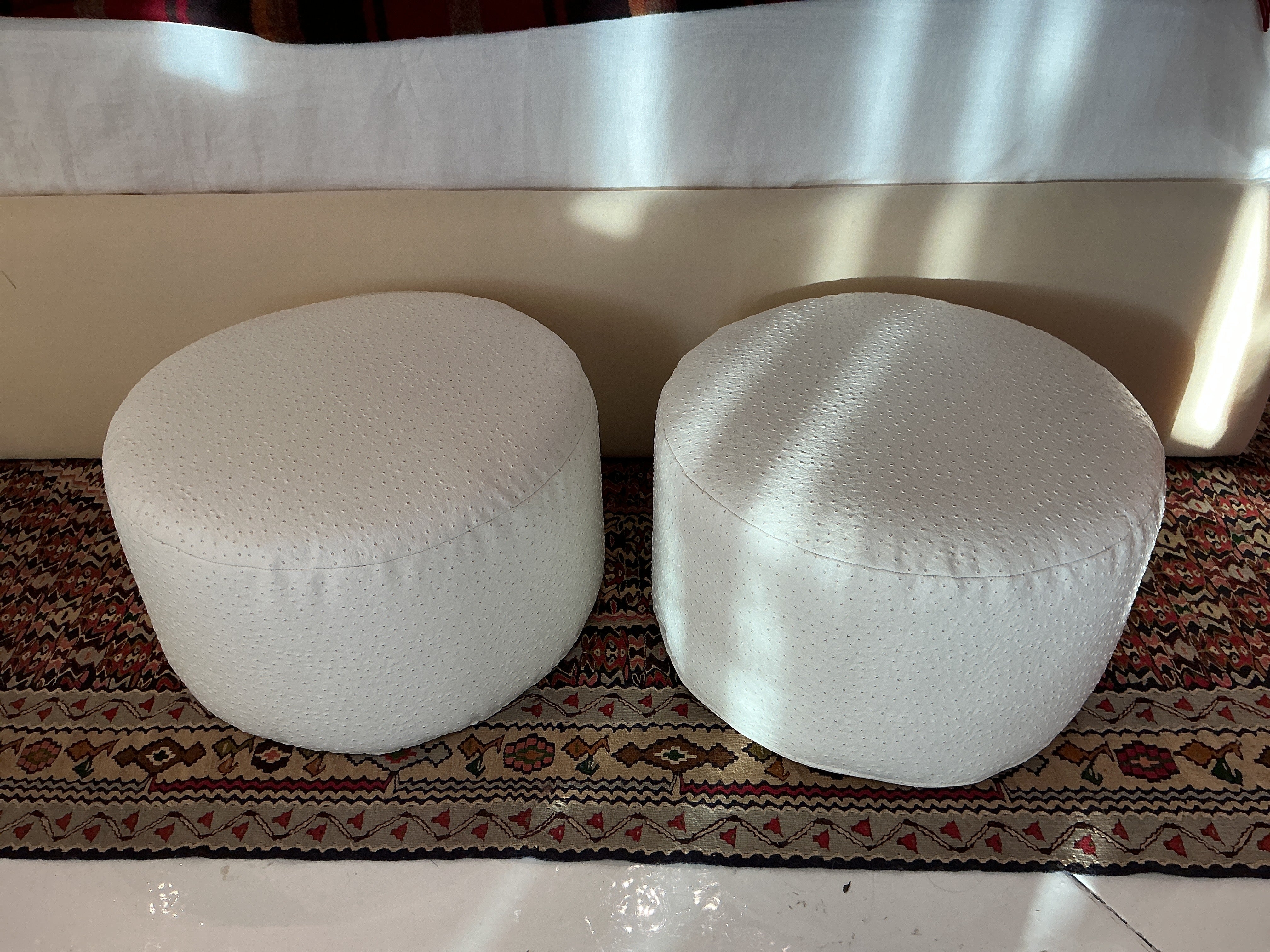Prairie Ottoman 20" (white ostrich)